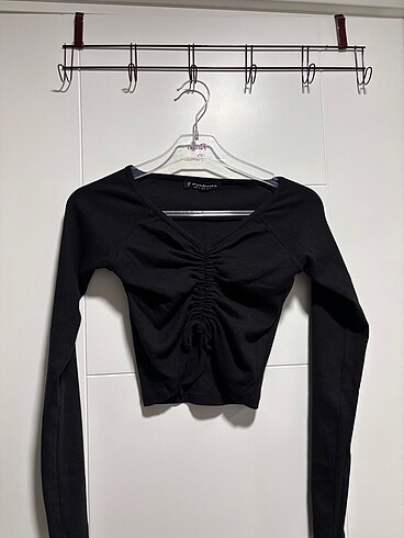 Önü büzgülü crop top