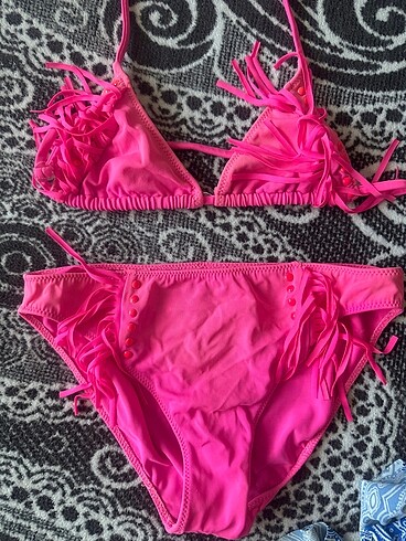 bikini takımı 6/8 yaş ölçüleri mevcut renginde bi tık solma mevc