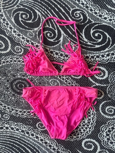 Diğer bikini takımı 6/8 yaş ölçüleri mevcut renginde bi tık solma mevc