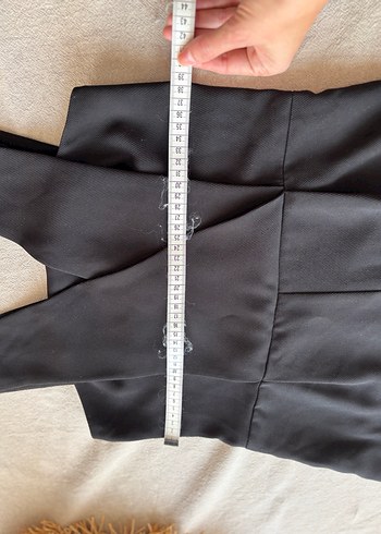 Siyah Mini V Yakalı Kolsuz Kadın Tulum - Görsel 3