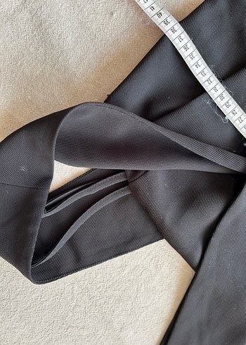 Siyah Mini V Yakalı Kolsuz Kadın Tulum - Görsel 4