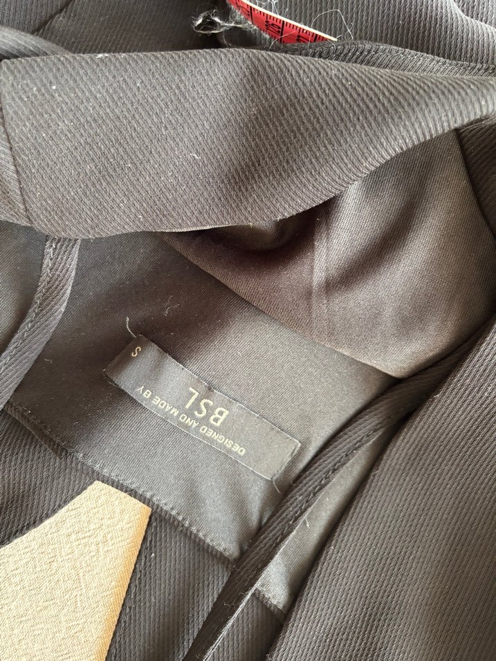 Siyah Mini V Yakalı Kolsuz Kadın Tulum - Görsel 5