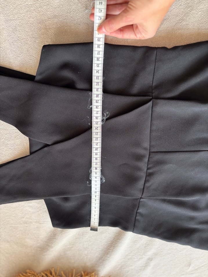 Siyah Mini V Yakalı Kolsuz Kadın Tulum - Görsel 3