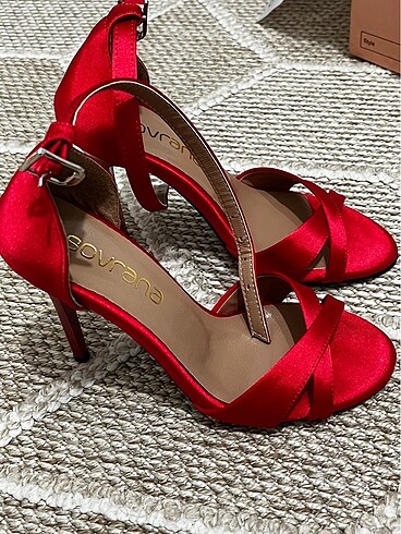 Kırmızı saten topuklu ayakkabı