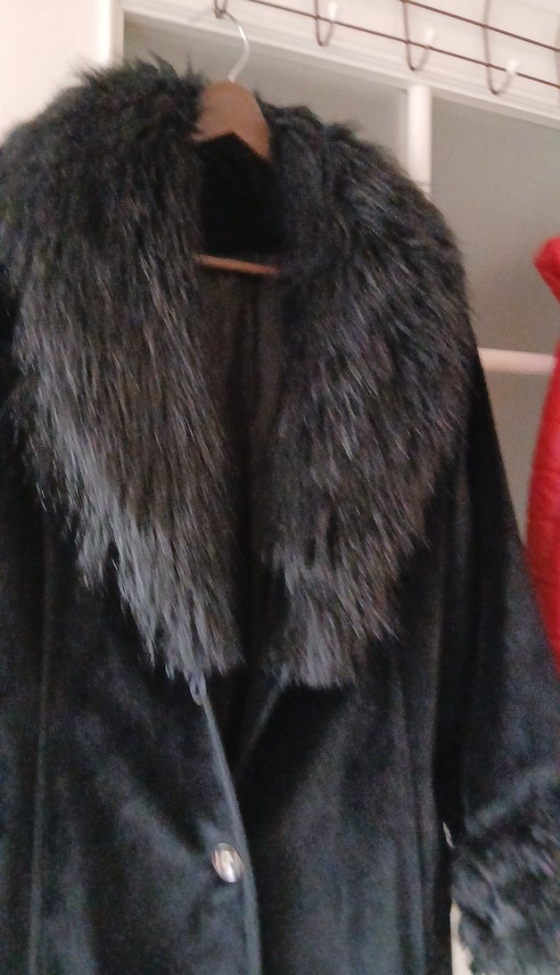 Siyah Uzun Kürklü Kadın Kaban - Görsel 2