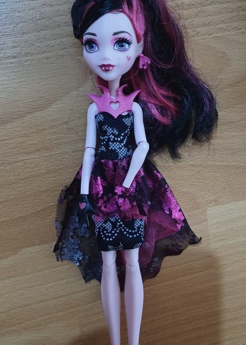 Pembe ve Siyah Elbiseli Monster High