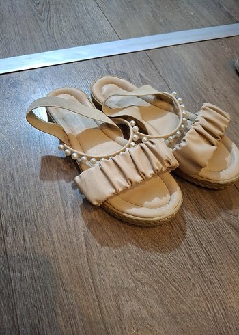 Diğer İnci Detayli Bej Saten Sandalet