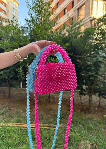 El örgüsü inci ve pembe çanta