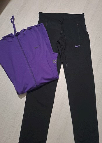 Nike Mor Ve Siyah Nike Spor Takim
