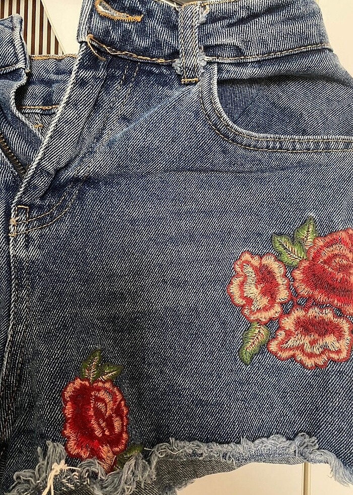 Etiketi kesik H&M vintage işlemeli jean şort - Görsel 2