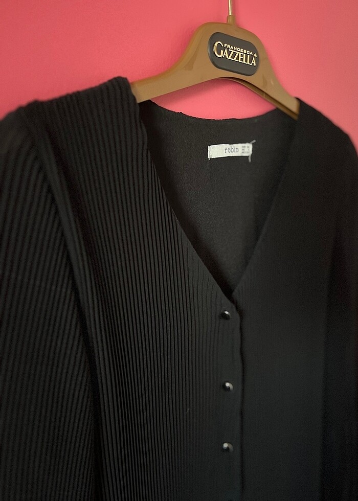 Siyah pileli gömlek - Görsel 2