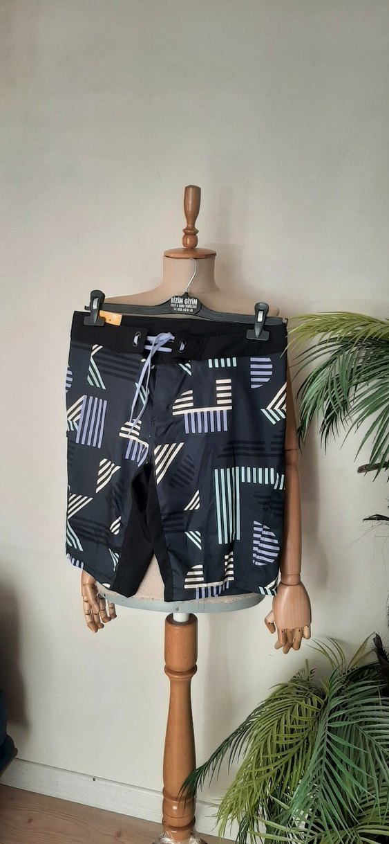 Kemerli Geometrik Desenli Erkek Mini Şort - Görsel 3