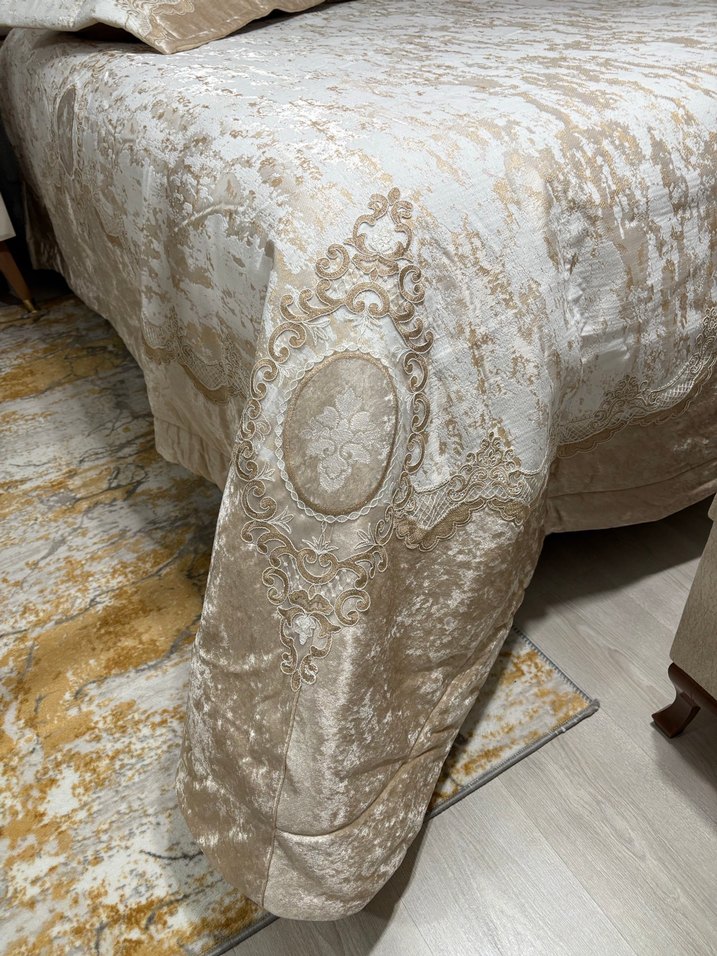 İşlemeli Beyaz Yatak Örtüsü - Görsel 2