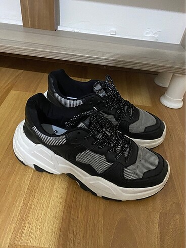 Bershka siyah kalın tabanlı sneaker