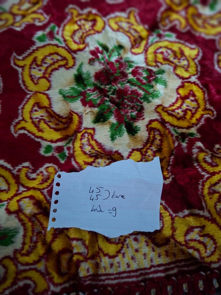 Klasik Çiçekli Kırmızı Kare örtü — görsel 3/3