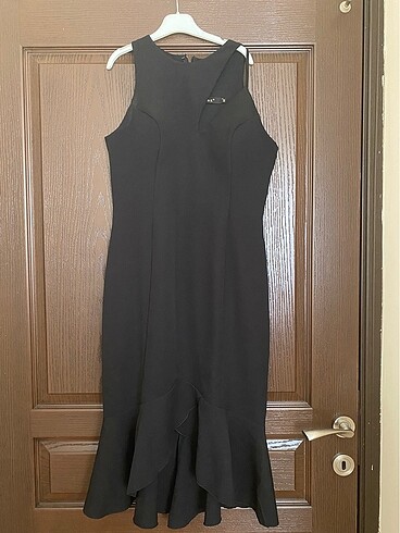 Siyah volanlı balık model elbise