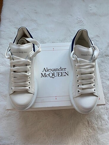 Alexander McQueen mavi-beyaz sneaker