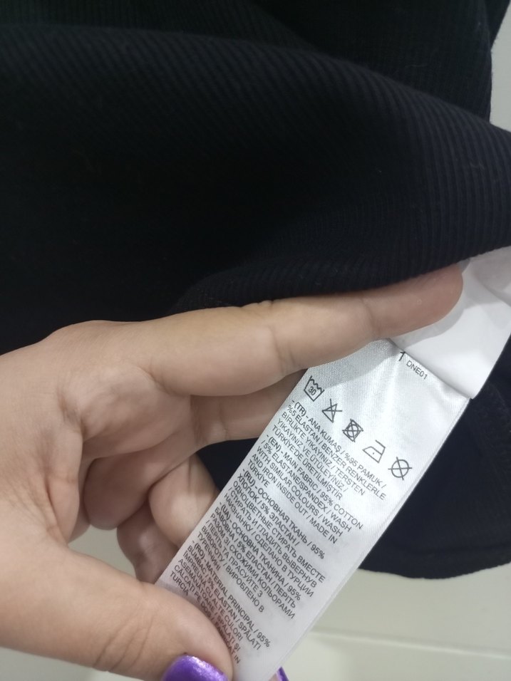 Siyah Kolsuz Üst  Minimal ve Şık — görsel 3/5