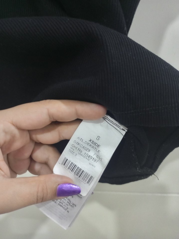Siyah Kolsuz Üst  Minimal ve Şık — görsel 4/5