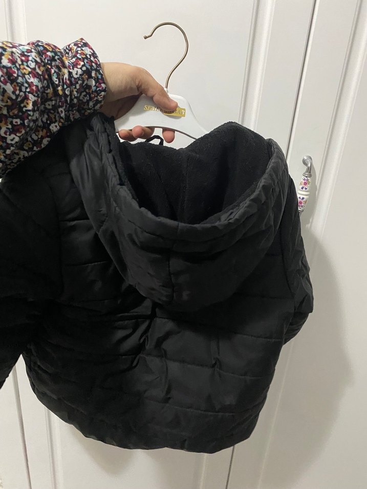 Erkek Çocuk Siyah Kapüşonlu Mont - Görsel 5