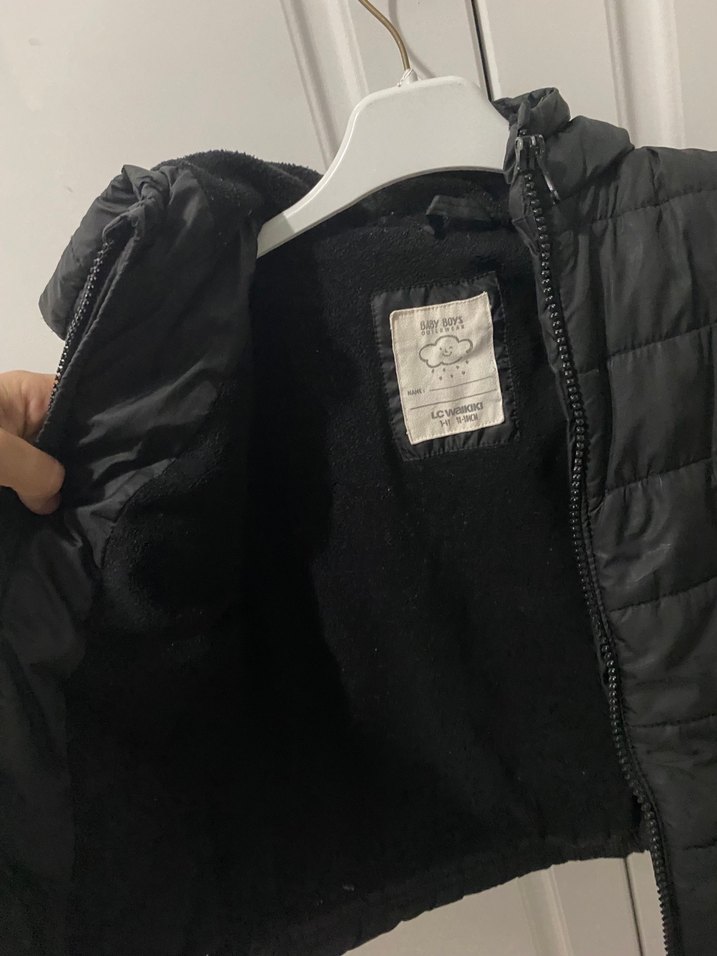 Erkek Çocuk Siyah Kapüşonlu Mont - Görsel 3