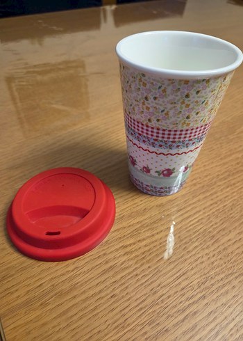 Renkli Desenli Seyahat Kupası Kırmızı Kapaklı - Görsel 2