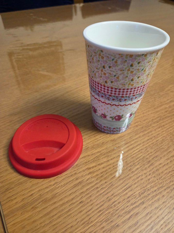 Renkli Desenli Seyahat Kupası Kırmızı Kapaklı - Görsel 2