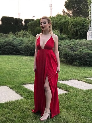 Kırmızı gece elbisesi