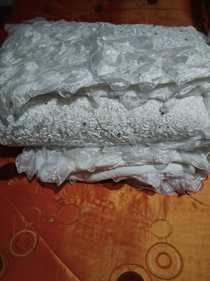 Beyaz Parlak Yatak Örtüsü - Görsel 4