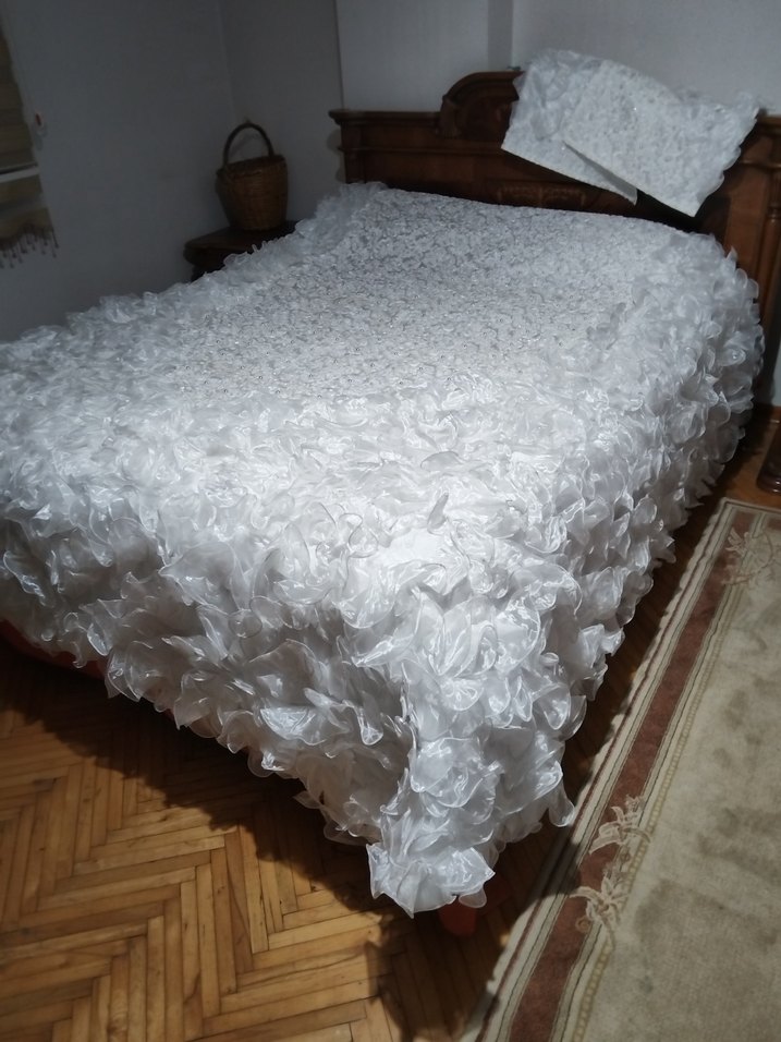 Beyaz Parlak Yatak Örtüsü - Görsel 2