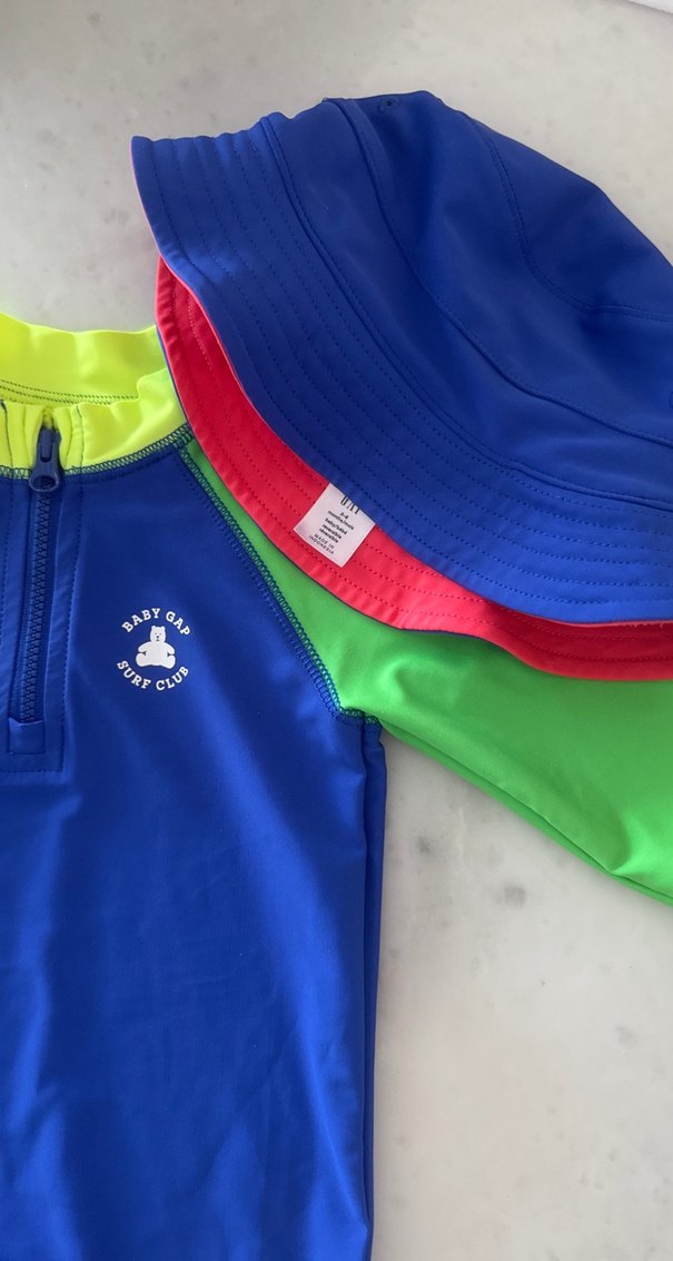 GAP Kısa Kollu Erkek Çocuk Mayo ve Şapka - Görsel 4