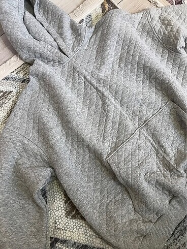 Kapüşonlu gri sweatshirt