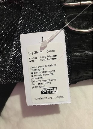 Etiketli siyah simli sırt çantası