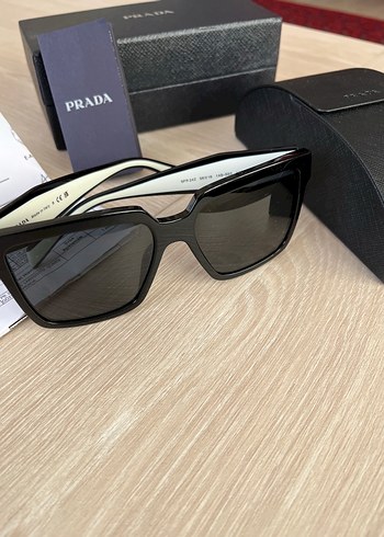 Prada Parlak Siyah Kadın Güneş Gözlüğü - Görsel 5