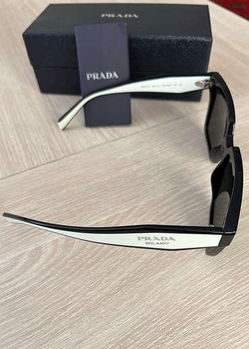 Prada Parlak Siyah Kadın Güneş Gözlüğü - Görsel 4