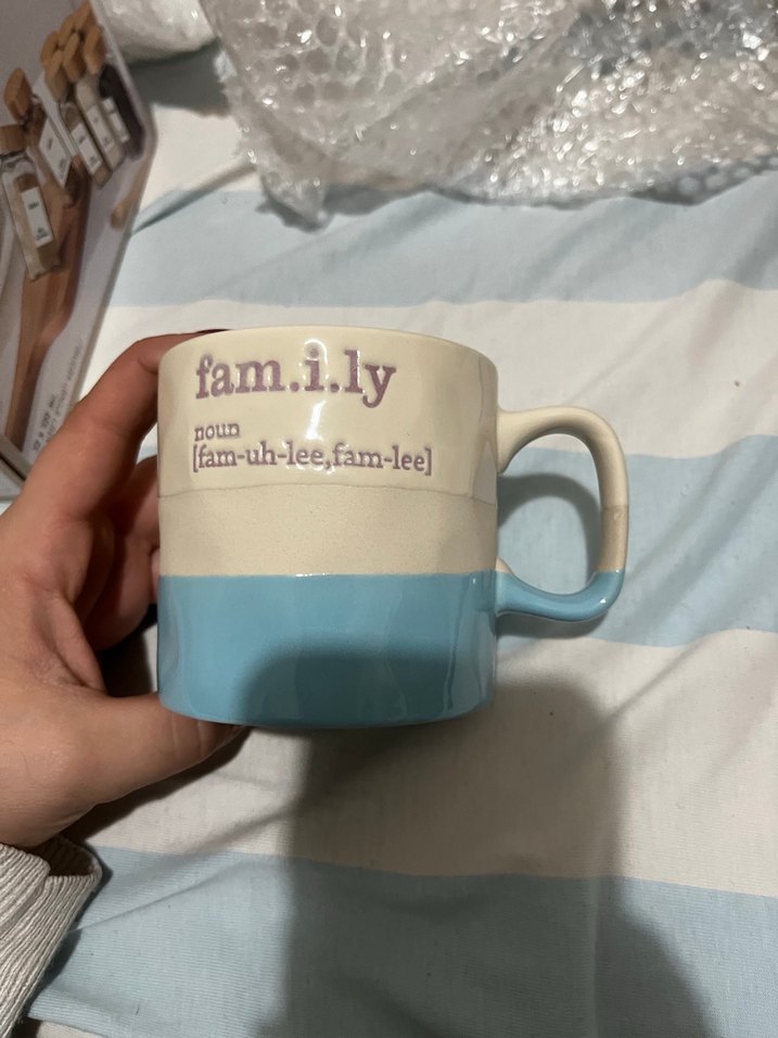 Pastel Mavi Aile Temalı Seramik Kupa - Görsel 2