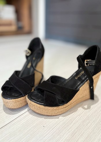 Siyah Kadın Dolgu Topuklu Sandalet - Görsel 3