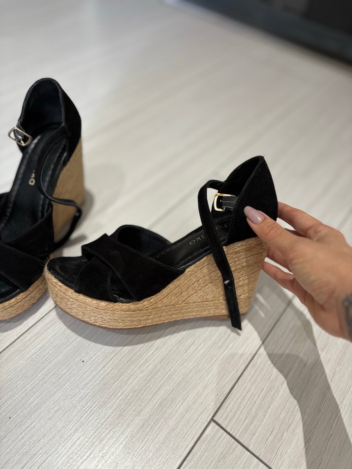 Siyah Kadın Dolgu Topuklu Sandalet - Görsel 4