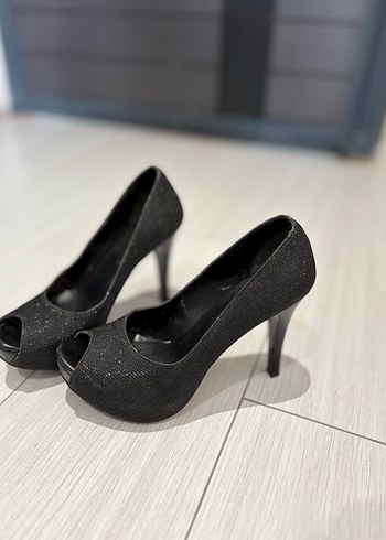 Siyah topuklu ayakkabı - Görsel 2