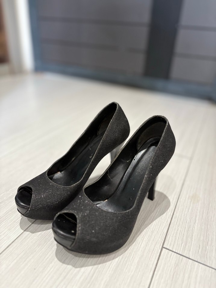 Siyah topuklu ayakkabı - Görsel 3