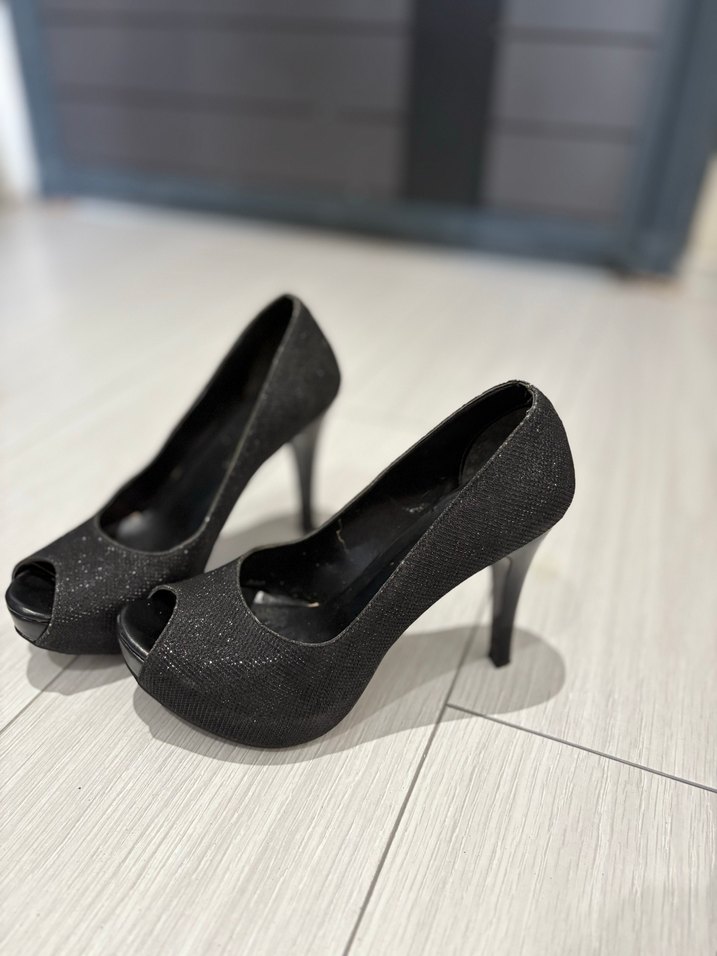 Siyah topuklu ayakkabı - Görsel 2