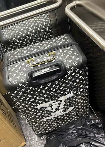 Louis Vuitton Siyah Monogramli Genis Hacimli Valiz