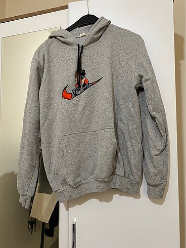Gri sweatshirt, Naruto el işlemeli.