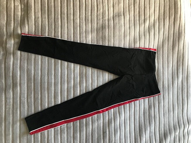 H&M tayt şeritli.