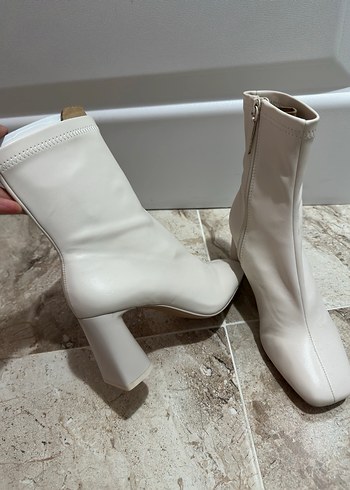 Beyaz Deri İnce Topuklu Kadın Bot - Görsel 3