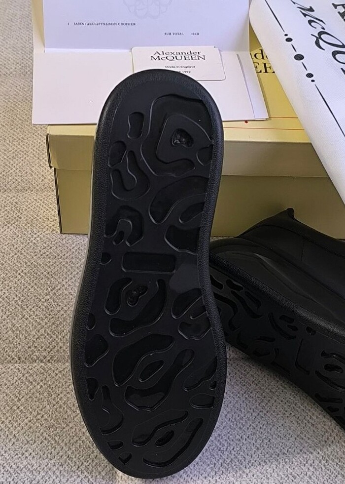 ????ALEXANDER MCQUEEN ????

İTHAL ÜRÜN

TOZ TORBASI?
YEDEK BAĞCI - Görsel 2