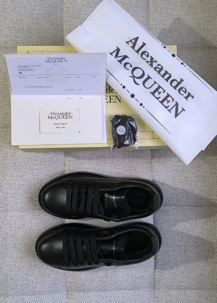 ????ALEXANDER MCQUEEN ????

İTHAL ÜRÜN

TOZ TORBASI?
YEDEK BAĞCI - Görsel 4