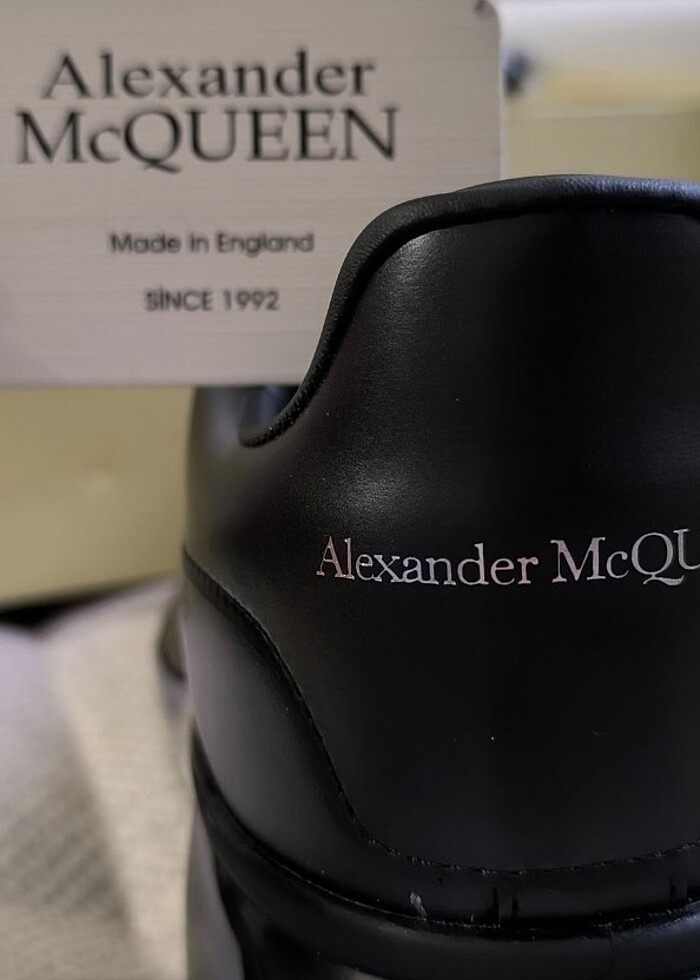 ????ALEXANDER MCQUEEN ????

İTHAL ÜRÜN

TOZ TORBASI?
YEDEK BAĞCI - Görsel 5