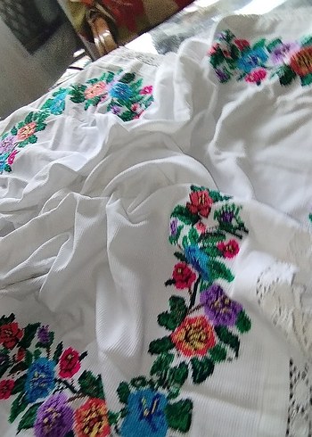  Beden Çiçek Nakışlı Geleneksel etamin üzeri Beyaz Masa Örtüsü