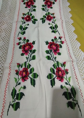 Nakışlı Çiçek Desenli Masa Örtüsü